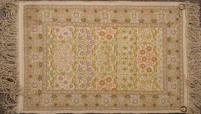 null HEREKE.
Tapis en soie à décor d'arbres fleuris sur fond beige.
H_72,5 cm L_48,5...