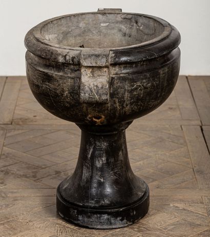 null A large black marble jardinière on a pedestal.
XVIIIth century.
H_67 cm W_76...