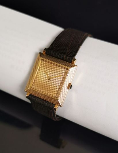 null BOUCHERON. 
Lady's watch in yellow gold, the square case. 
The bezel finely...