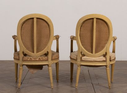 null Paire de fauteuils en bois mouluré et sculpté, relaqués beige.
Epoque Louis...