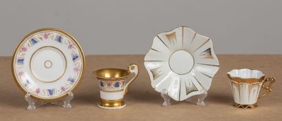 null Collection de cinq tasses mignonnettes en porcelaine polychrome et or.
XIXème...