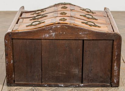 null Chest of drawers in marquetry of rosewood, in frames of amaranth.
It opens to...