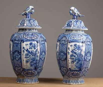 null DELFT.
Paire de vases couverts en faïence à décor en camaïeu bleu.
Les prises...