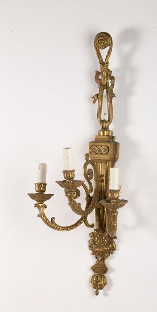 null Pair of important bronze sconces with three lights, held by a bow of ribbons.
Louis...