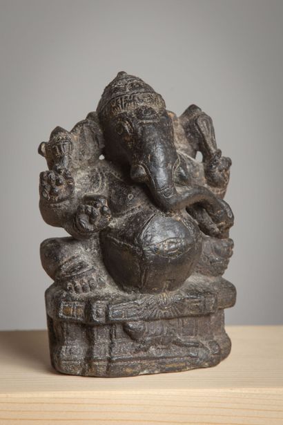 INDE.
Ganesh en pierre volcanique noire.
XVII...