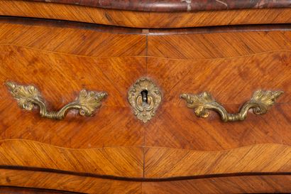 null Petite commode en marqueterie de bois de placage.
Style Louis XV, première moitié...