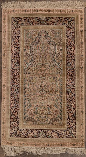 null HEREKE.
Silk carpet with decoration of plants and birds, in an arcature.
H_92,5...