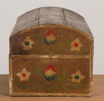 null Norman wedding chest in painted wood.
Normandy, early 19th century.
H_30 cm...