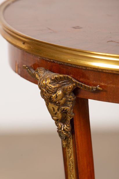 null Pedestal table in rosewood veneer and gilt bronze ornamentation with ram heads.
Louis...