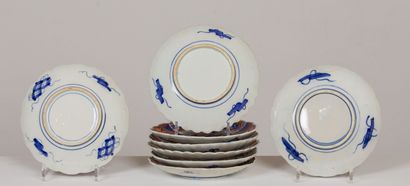 null JAPON.
Huit assiettes en porcelaine à décor Imari.
D_22,7 cm, accident en bordure...