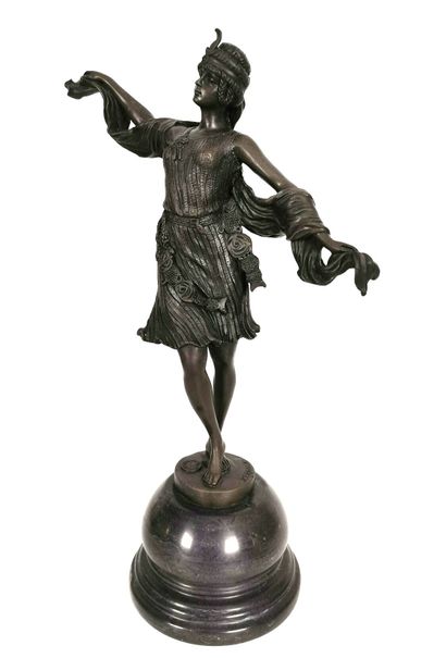 null KERNALAN.
Young oriental dancer with veil
Proof in bronze with brown patina
Signed...