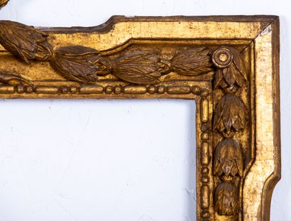 null Carved and gilded wood portrait frame with pediment.
18th century, Louis XVI...