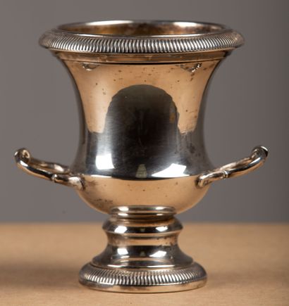 null Rafraichissoir à verre en métal argenté.
Style Louis XIV.
H_16,8 cm L_17 cm...