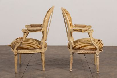 null Paire de fauteuils en bois mouluré et sculpté, relaqué.
Epoque Louis XVI.
H_88...