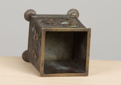 null Petit cache-pot en bronze à décor de jeux d'enfants.
Seconde moitié du XIXème...