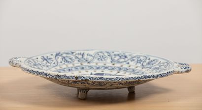 null DELFT.
Large dish drainer with handles in earthenware, decoration in blue monochrome.
It...