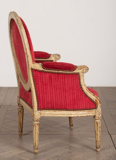 null White lacquered and molded wood bergère.
Louis XVI period.
Red velvet upholstery.
H_92...