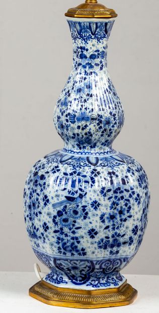null DELFT.
Earthenware lamp with decoration in blue monochrome, the mount in bronze.
H_86...