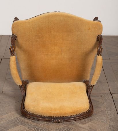 null Armchair with flat back in molded and carved wood.
Louis XV period,
H_94 cm...
