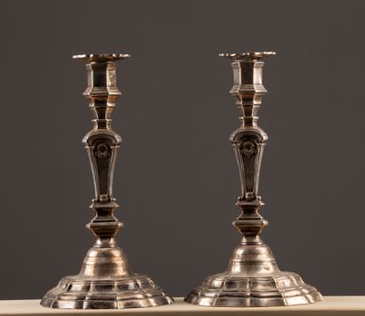 null Pair of candlesticks in silver plated metal decorated with shells.
Regency period.
H_...