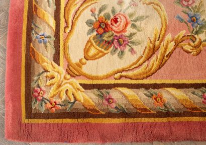 null AUBUSSON.
Tapis en laine polychrome de style Louis XVI.
L_348 cm l_204 cm, ...