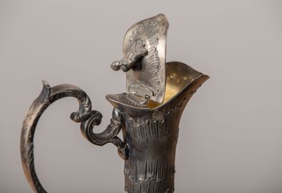 null Paire d'aiguières en verre moulé, les monture en métal argenté.
Vers 1900.
H_27.5...