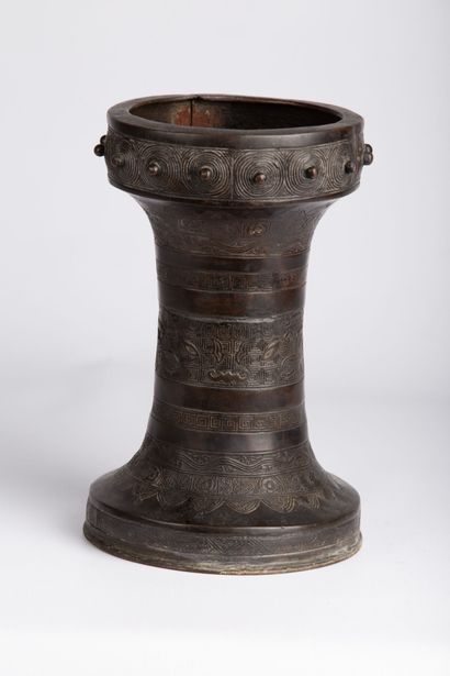 null CHINA, Qing dynasty (1644-1911).
Bronze vase with brown patina of archaic form...