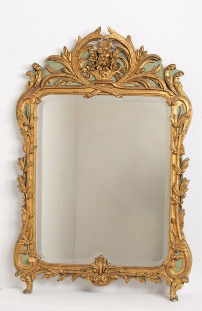 null Large carved wood mirror, green lacquered and gilded
18th century.
H_129,5 cm...