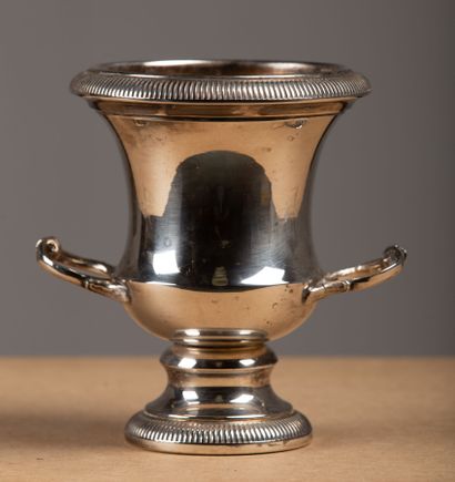 null Rafraichissoir à verre en métal argenté.
Style Louis XIV.
H_16,8 cm L_17 cm...