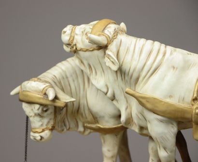 null ROYAL DUX,
Oxen and cowherd.
Group in polychrome porcelain cookie.
Signed of...