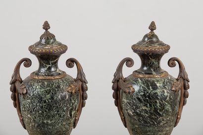 null Paire de vases en marbre vert, les montures en bronze doré.
Style Louis XVI,...