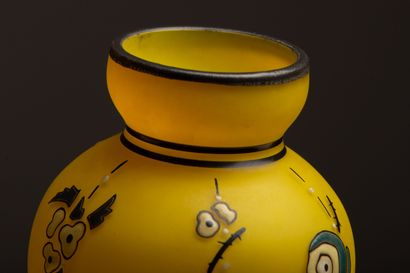 null DELATTE à NANCY.
Vase à panse élargie et col resserré en verre jaune à décor...
