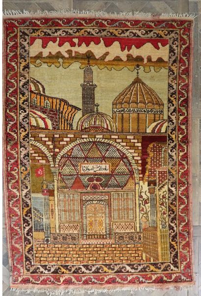 null TURQUIE.
Tapis Konya en laine à décor de la mosquée et de la tombe de l'érudit...