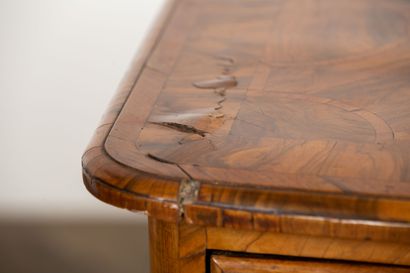 null Chest of drawers with rounded uprights and slightly arched front in veneer.
It...