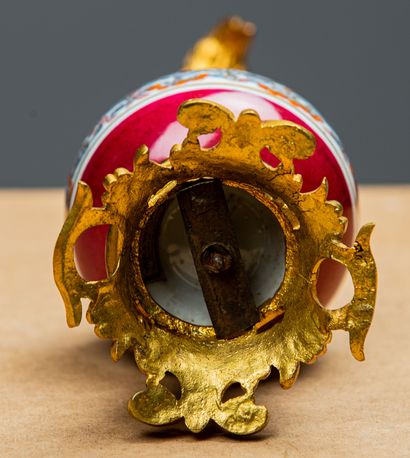 null Widow DUVAUCHEL.
Pair of Japanese porcelain ewers, the mounts in gilt bronze
Napoleon...