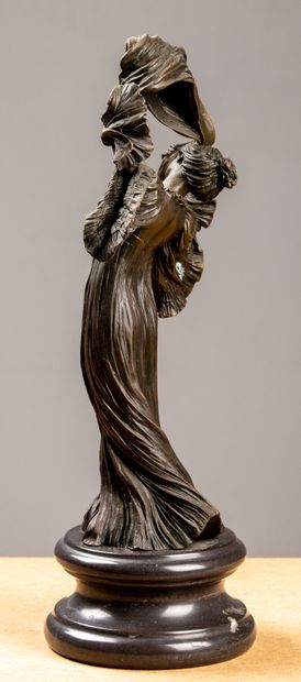 null Agathon LEONARD (1841-1923), after. 
Loë Füller or The game of the scarf. 
Bronze...