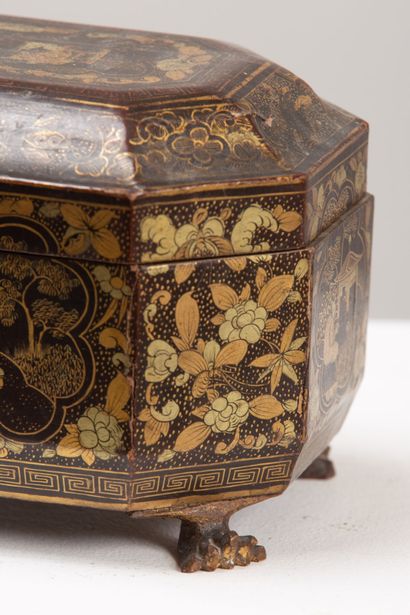 null CHINA, Canton.
Tea box in gold lacquer on black background.
19th century.
H_12,5...