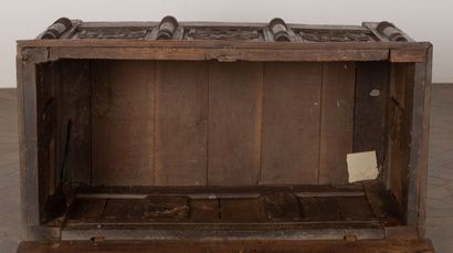 null Molded and carved oak chest.
XVIIth century.
H_73 cm W_119 cm D_60,5 cm. 