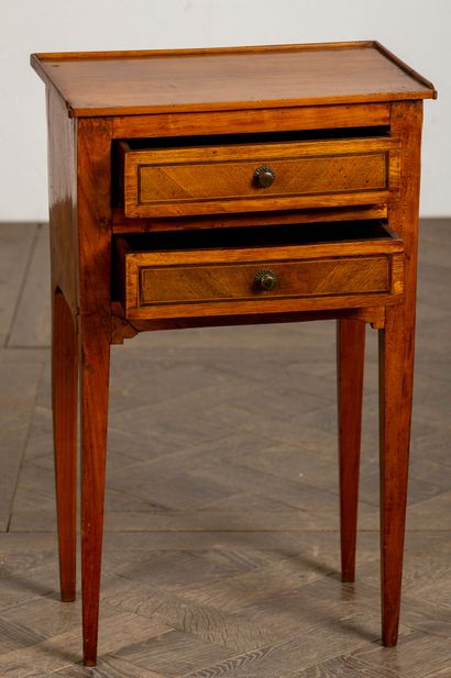 null Bedside table in walnut, the drawers inlaid with reserves decorated with nets...