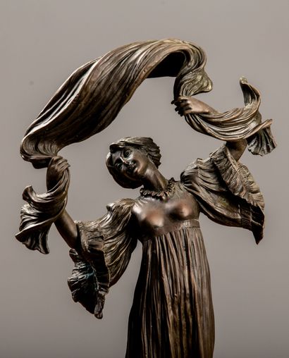 null Agathon LEONARD (1841-1923), d'après. 
Loë Füller ou Le jeu de l'écharpe. 
Bronze...