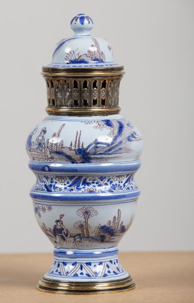 null NEVERS.
Vase couvert en faïence à décor en camaïeu bleu et manganèse de chinois.
XVIIème...