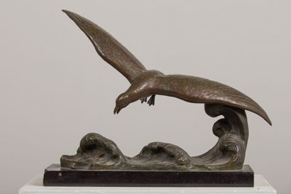 null Alexandre OULINE (1918-1940).
La mouette. 
Sculpture en bronze à patine brune....