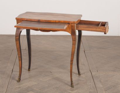 null Writing table in wood veneer in curling.
It opens with a drawer and a shelf.
Louis...