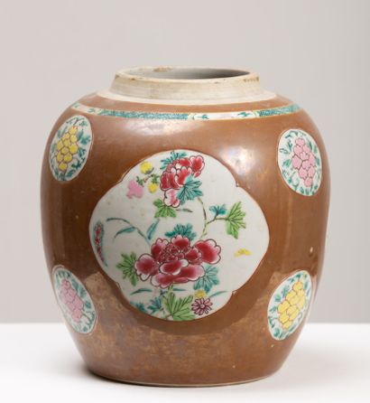 null CHINE.
Pot à gingembre en porcelaine, à fond chocolat et cartouches de fleurs.
XVIIIème...