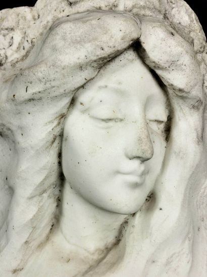 null LEBRUN (XIXème - XXème siècle). 
Buste de femme. 
Sculpture en marbre. 
Signée.
H_36,5...