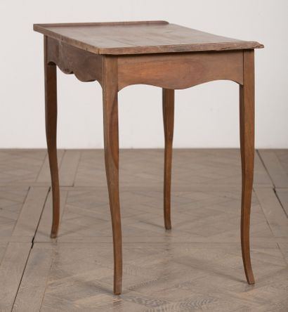 null Molded wood writing table, opening with a drawer.
18th century.
H_73 cm W_81...
