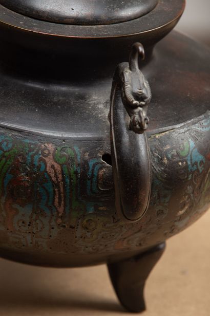 null JAPAN.
Perfume burner with two handles in bronze and champlevé enamels.
The...