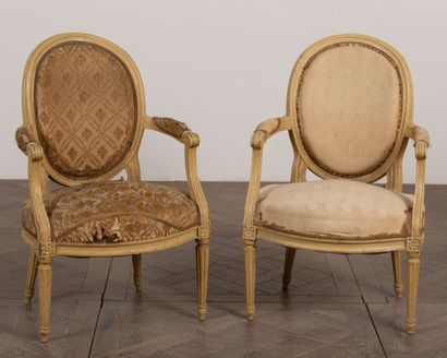Paire de fauteuils en bois mouluré et sculpté,...