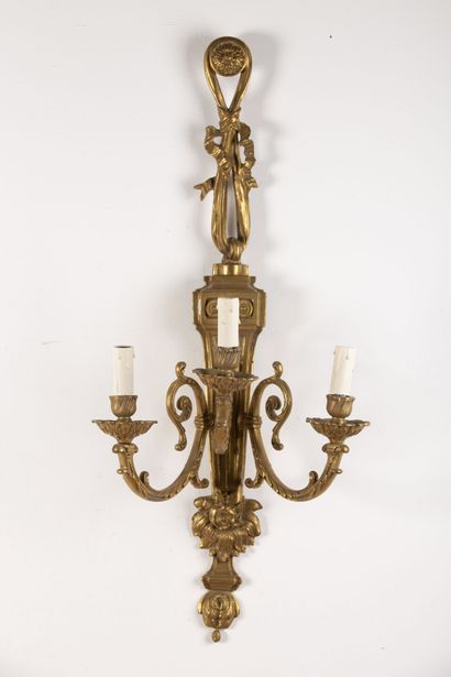 null Pair of important bronze sconces with three lights, held by a bow of ribbons.
Louis...