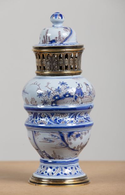 null NEVERS.
Covered earthenware vase decorated in blue and manganese cameo of Chinese.
XVIIth...